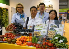 Helen Waterworth (Marketing Manager) and Malcolm McLean (General Manager - Fruit & Exports) of Perfection Fresh, Australia with Shenzen Pagoda Orchard team (China).