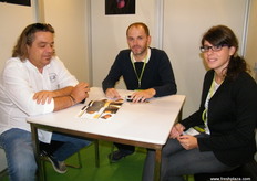 Alessio Chiabrando of Aurum Fruit (m), Sonia Forgia (r) with a client at Sanifrutta stand