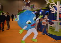 Le Apple from Blue Whale was entertaining passers by!