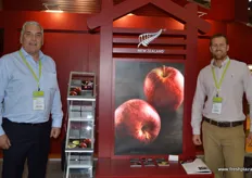 Murray Tait and Andy Thompson promoting Te Mata's apples from New Zealand.