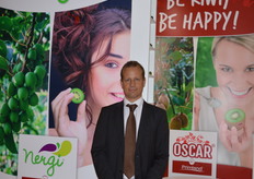 Jean Baptiste Pinel with Nergi kiwiberries and Oscar kiwis from Primland.