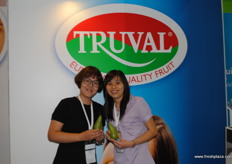 Woon Yoke Ling (Zenxin organic) and Angela Zhang (Foodcareplus) at The stand of BFV, Belgian Fruit Auction.