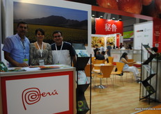 Gabriel Madrid Orue (district municipalidad of Tambogrande) with Maria Leyua and Bruno Fossa Villarreal from Don Limón, Peru.