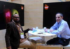 Daniel Saint Martin from PAI Argentina in conversation with a visitor.