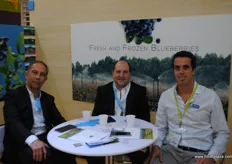 Gustavo Delfor Lombardi and Gabriel Wasserman from Gramm Agropecuaria Argentina in conversation with Pablo Rosales from Hellmann Logistics.