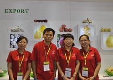 Xiuli Zhou, Ji Sheng Zhong, Jing Qu and Min Fang You, the team of export company Jining Haijiang Trading Co., Ltd., from Shandong Province. Haijiang trades in, amongst other products, pomelo, ginger, potato, carrot, chestnuts and peanuts.