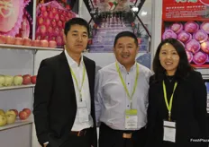 The team of Yantai Yuyi Fruit & Vegetable Foodstuff Co., Ltd. (Yuyi Food) with Zhou Yun Qing, Wang Liyi and Jessica Wong. Yuyi Food produces and exports appels from Shandong Province.