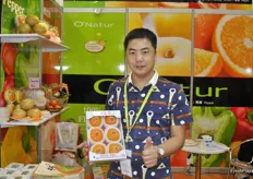 Gift packaging of the TaKxa brand of kaki fruit promoted by Liu Jingle.