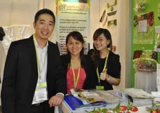 Jeremy Tan together with Anna Kwam and Grace Shie are focusing their marketing efforts on the fruit and vegetable industry. Their company Jia Shing Plastic Industries Pte. Ltd. produces laminated flexible packaging.