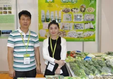 Fu Jian Ning De Yong Jia Trade Co., Ltd. produces leafy vegetables and specialty mushrooms. Lin Zheng Sun and Ye Ruoxi (Lucy) are presenting their plentiful display.