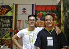 Two companies united: Charles Yeung, the CEO of Charles Packaging LLC together with Johnson Xia of Pinghu Jianxian Extruded Net Packing Co,. Ltd. The business partners export their net packing all over the world, including to the Netherlands and other countries in Western Europe.