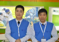 Ken together with Ruan Shuangfeng, the marketing manager of Berda Fruit Co., Ltd. Berda Fruit is an import and export company with a global reach.