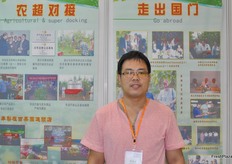 Botou Yafeng Fruit Co., Ltd. produces Ya pear, Su pear, Golden pear and the Golden King pear. The company exports to a number of European countries including the Netherlands and Germany as well as Singapore and Australia. On the photo is Zhong Jiang Wang.