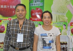 Dang Shoufeng, to the left, is the Vice General Manager of Hebei Dongfang Green Tree Food Co., Ltd. The company exports to countries worldwide, including Italy.