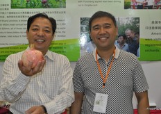 Da Wei Ren and Hongguang Wang of Wanteng Fruit Industry Development Co., Ltd. and Linyi Wanteng Fruit Industry Development Co., Ltd., are enthousiastically presenting their fresh pomegranates to an international audience.