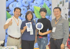 The US Highbush Blueberry Council has an enthousiastic crowd at their stand with Prof. Wei Yang of the University of Oregon, Deborah L. Payne representing the Council, Diana Wei of HiGreen (Tianjin) Logistics of Agricultural Product Co., Ltd. and Stanley Zhang.