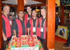 The team of Freska Produce International proudly showing mangos.