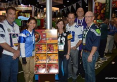 The team of Fresh Solutions Network surrounding roastables potatoes.