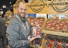 David Bell from Houwelings holds Houweling’s signature selections. A premium line tomato they can offer next tot heir standard line.
