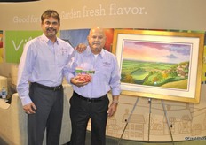 Two generations DeGiglio next to the painting of Shirley Chapman of an authentic Italian landscape. The bags of Heavenly Villagio Marzano in the hands are a limited edition with the graphics of the painting on them.