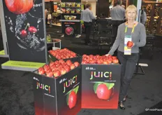 Jill Morrisson from Oneonta Starr Ranch Growers prootes the Juici. This apple will be availble in commercial volumes from 2017. The apple is known from its name, as it contains a lot of juice, but is crunchy as well.