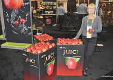 Jill Morrisson from Oneonta Starr Ranch Growers prootes the Juici. This apple will be availble in commercial volumes from 2017. The apple is known from its name, as it contains a lot of juice, but is crunchy as well.