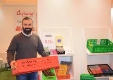 Hakan Nikbay, vicepresident of Ay-kasa Folding Crates is holding the comfort box with the special lock. They are also known for the patented 'minibox'.