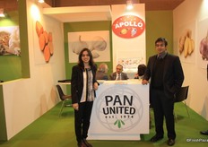 Nilau Kamdar (right) from Pan United and his colleague Bansari. The company is specialized in ginger, garlic and sweet potatoes.