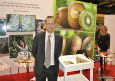 Jean-Baptiste Pinel from Primland promoting their Oscar Hispania kiwi. The kiwi is produced in Spain.