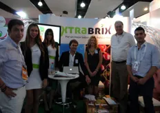 XtraBrix - presenting their product, which is a biostimulant, brix increasing and root improvement. Pablo Henriquez, the promotion ladies, Jacques Luteijn, Carolien Vervaet, Geert Bakker and Pablo Galaz.