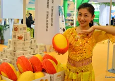 Guoya wears traditional dress, brightening up the booth at Jintaihua Agriculture Products