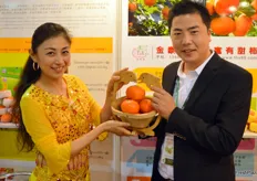 Guoya and Liu Jing Le are presented the new kaki crop at Jintaihua Agriculture Products