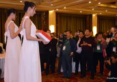 Models are presenting new fruit brands and packaging lines at the Wonderful Nights Award Dinner, organised by iFresh at the end of day 1. At the end of the evening, the 10 Most Popular Fruit Brands of Eastern China were awarded a price