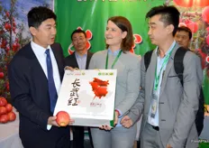 Wen Zhigang, the Chief of the Communist Party Committee of Changwu County together with Anouk, the China editor of FreshPlaza, and Andy Hu of MadeforGoods. Wen Zhigang came down to Shanghai to promote his County's fresh products. Changwu County is famous for its apple production