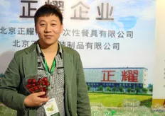 Zheng You is a packaging producer for the fresh product industry. On the picture is Feng Bojun, a manager at Zheng Yao