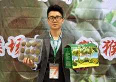 Li Zhihang is presenting kiwifruit from Liang Dou