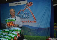 Roger Pepperl with Stemilt shows the company's Lil Snappers pouch bags of apples.
