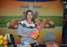 Mayda Sotomayor with Seald Sweet International showing Moroccan clementines.