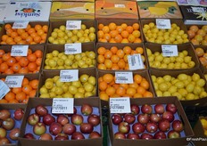 Tags on the boxes show the name of the grower, the produce variety, fruit size and storage temperature.