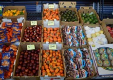 All sellers have their own ways of displaying the fruit and letting the buyers know what kind of product and quality the buyer is looking at.