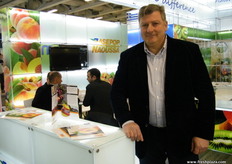 Vasilios Bougas of Asepop Naoussa (Greece), the cooperation of ASEPOP Naoussa is one of the two largest co-operations in Naoussa engaging in distributing, trading and exporting agricultural products - fresh fruit like peaches PDO, cherries, apples, nectarines, pears, plums and kiwis.