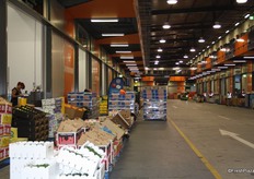 There is a clear shift in pace on the two outer sides of the main trading areas, with less people and traffic than the central area on the day of the tour.