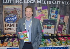 Ben Alviano with Mann Packing Company showing sugar snap peas.