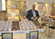 Jim Dimenna from Red Sun Farms present the Monarch Pearls an orange grape tomato. The Monarch butterfly on the packaging refers to the Monarch butterfly in the logo.