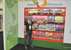 Larry Davidson from North American Produce Buyers holds seedless Muscat grapes from Chile