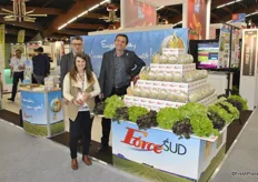 Vicente, Caroline and Jausseran Martins from Force Sud. They promote greenhouse strawberries (Gariguette Cléry), but also the melons and lettuce.