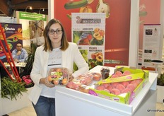 Aurélie Méricc from Domaine des Coteaux. Gourmande croquante and fondante are the brands they work with for stonefruit. They have now also 50x30 packaging for peaches and nectarines. Also a new punnet with a mix of 2 nectarines, 2 peaches and 5 apricots.