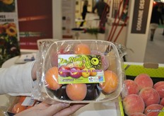 Also a new punnet with a mix of 2 nectarines, 2 peaches and 5 apricots.