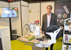 Dylan Auffray from ARC. The company makes binding machines from elastics to tapes. Now they also have a machine that binds with an elastic string and adds a label.