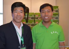 Fan Zhiqiang (right), President of the Xiale Melon Industry Association together with Tian Hongwei, de sales manager of Xia Yuenong Technology Development.